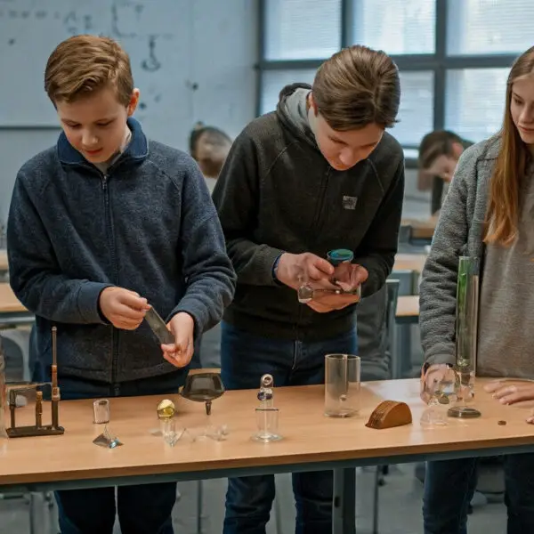 Fizyka – od której jest klasy? Dowiedz się, kiedy zaczyna się jej nauka